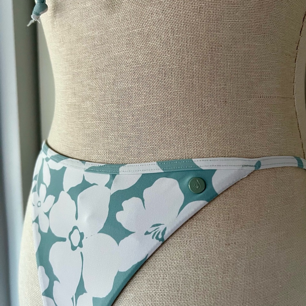Volcom Women’s Bikini Set - Picture 4 of 4